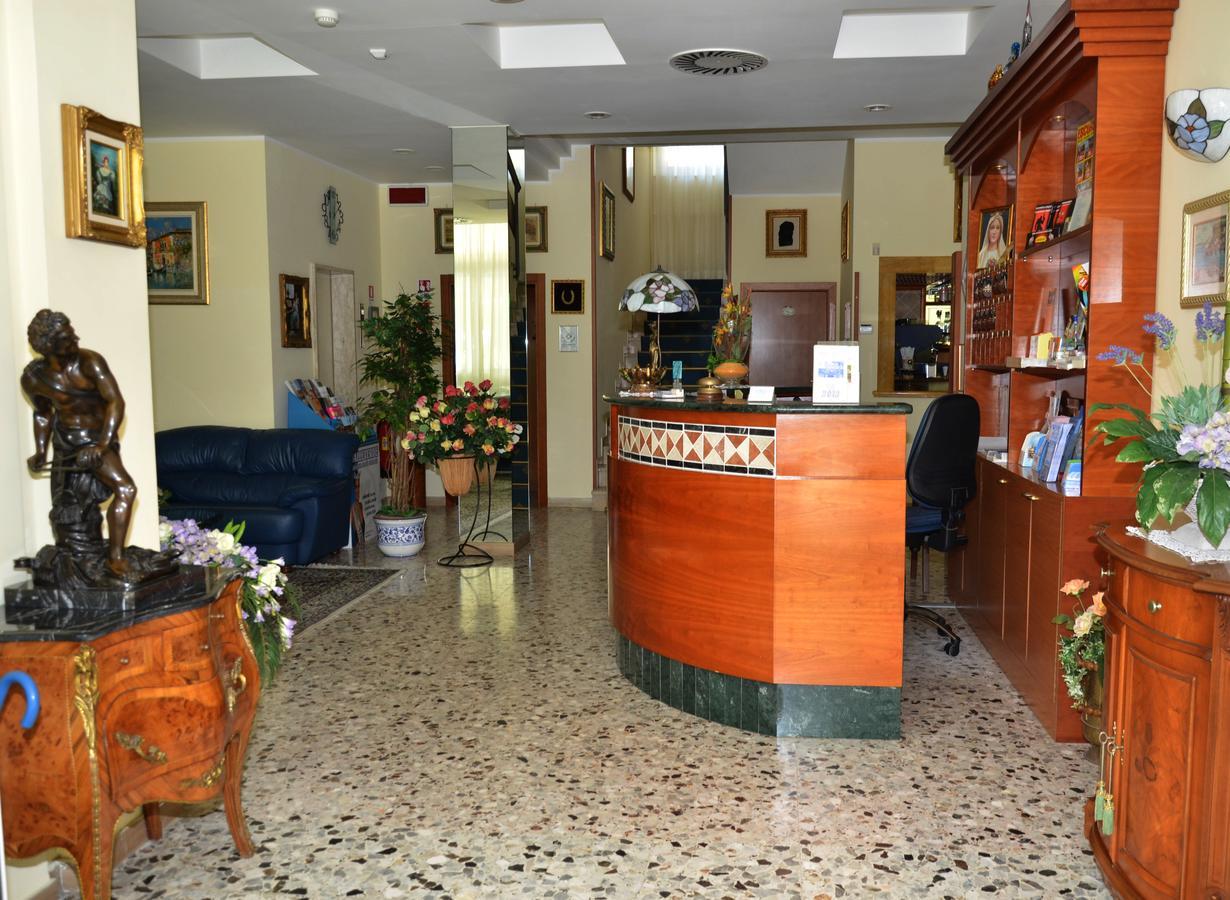 Hotel Cristina Hospitality Centrale (Adults Only) Riccione Exteriör bild