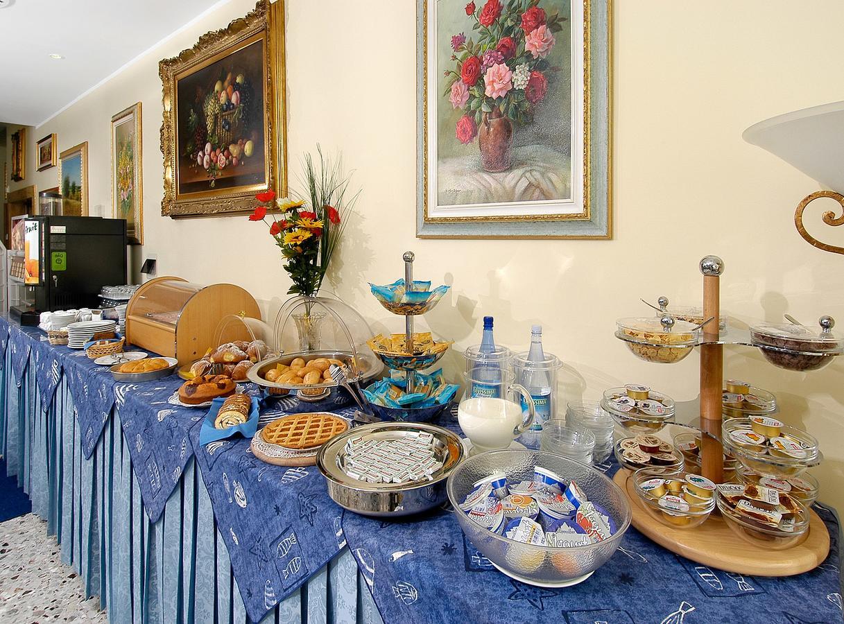 Hotel Cristina Hospitality Centrale (Adults Only) Riccione Exteriör bild